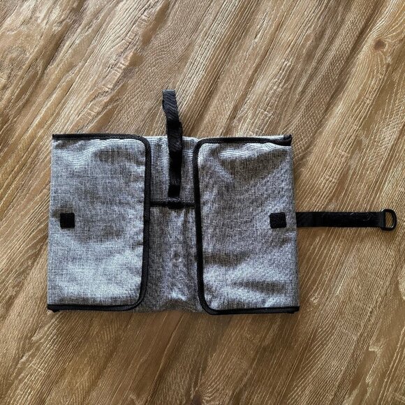 Herschel Changing Mat & Travel Pouch - Picture 3 of 6